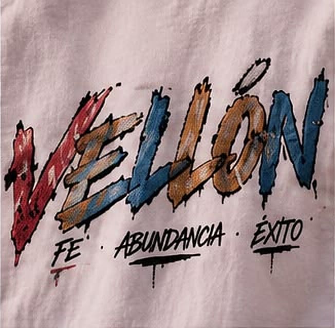 Acercamiento de Capucha: VELLÓN · Fe · Abundancia · Éxito