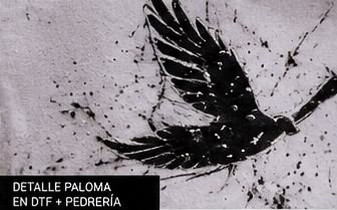 Acercamiento de God Bless: Paloma · DTF con pedrería