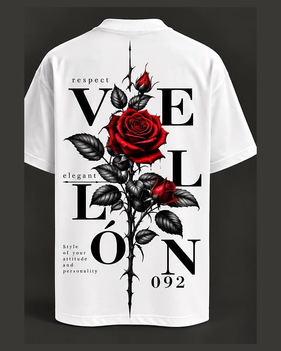 Camiseta oversize blanco, espalda: VELLÓN en letras serif verticales y una rosa roja con espinas y hojas negras