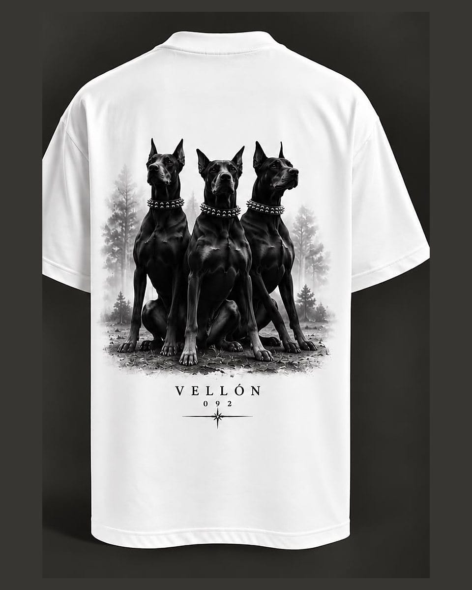 Camiseta oversize blanco, espalda: tres dóbermans con collar de púas sobre un bosque en niebla y VELLÓN 092