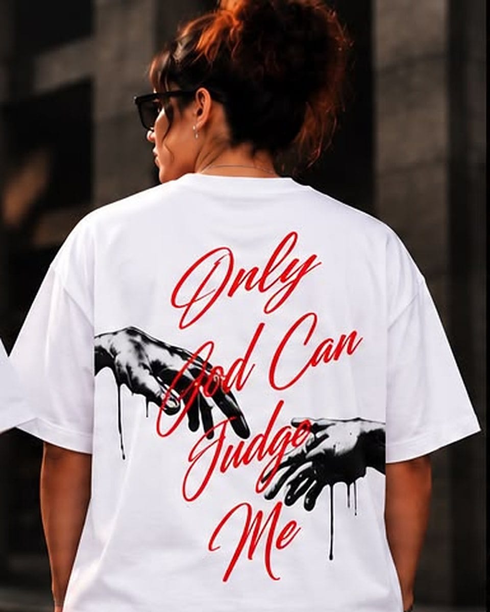 Camiseta oversize blanco, espalda: «Only God Can Judge Me» en caligrafía roja y dos manos goteando